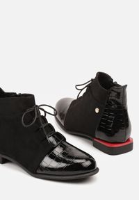 Renee - Czarne Botki Lakierowane Vices Typu Sztyblety Ozdobione Tłoczeniem Uzvila. Okazja: na co dzień. Kolor: czarny. Materiał: lakier. Wzór: aplikacja. Styl: street, casual, elegancki