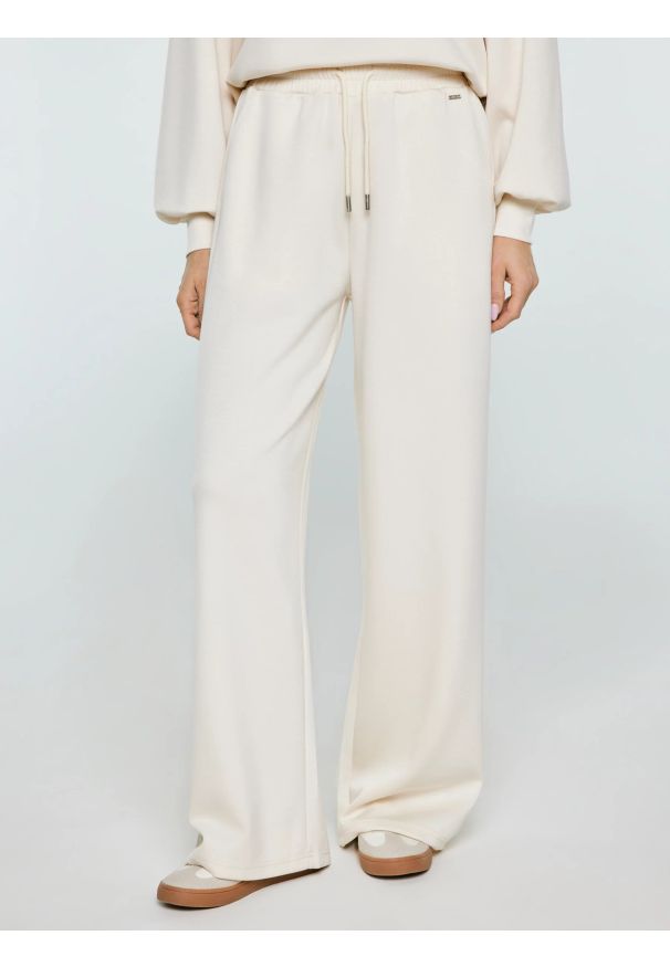 Big-Star - Spodnie damskie dresowe z szeroką nogawką kremowe Lunarap 102. Kolor: kremowy. Materiał: dresówka. Styl: elegancki