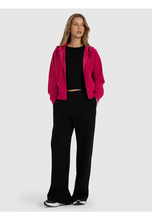 4f - 4F Bluza dresowa rozpinana z modalem damska - różowa L. Okazja: na co dzień. Typ kołnierza: kaptur. Kolor: różowy. Materiał: dresówka. Długość rękawa: raglanowy rękaw. Wzór: gładki, ze splotem. Styl: sportowy, casual. Sport: fitness