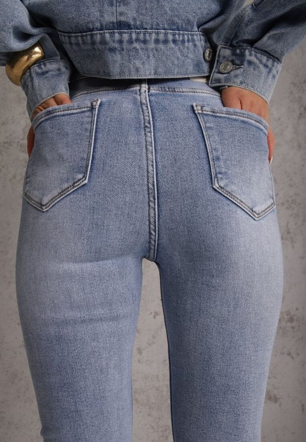 Renee - Niebieskie Jeansy Typu Skinny z Bawełny Nevitaes. Okazja: na co dzień. Stan: podwyższony. Kolor: niebieski. Długość: krótkie. Styl: casual