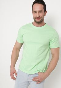 Born2be - Zielona Koszulka Avonmorra. Kolor: zielony. Materiał: bawełna, jeans, dzianina. Długość rękawa: krótki rękaw. Długość: krótkie. Wzór: gładki #7