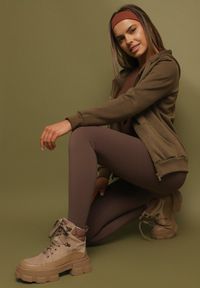Born2be - Ciemnozielona Bluza z Kapturem Sithi. Okazja: na co dzień. Typ kołnierza: kaptur. Kolor: zielony. Materiał: jeans. Długość rękawa: długi rękaw. Długość: długie. Styl: klasyczny, casual