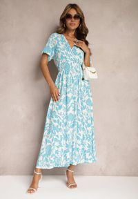 Renee - Jasnoniebieska Kopertowa Sukienka o Rozkloszowanym Kroju w Kwiaty z Gumką w Talii Dolefia. Kolor: niebieski. Materiał: jeans. Wzór: kwiaty. Typ sukienki: kopertowe. Styl: elegancki #3
