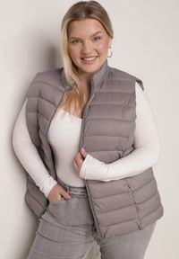 Born2be - Szara Pikowana Kamizelka Przejściowa ze Stójką Edanwen. Typ kołnierza: kołnierzyk stójkowy. Kolekcja: plus size. Kolor: szary. Materiał: jeans, nylon. Styl: klasyczny #2