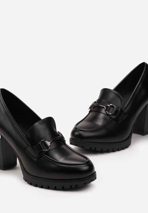 Renee - Czarne Eleganckie Półbuty na Obcasie z Platformą Ozdobione Klamrą Paivessa. Zapięcie: klamry. Kolor: czarny. Wzór: aplikacja. Obcas: na obcasie. Styl: elegancki. Wysokość obcasa: średni
