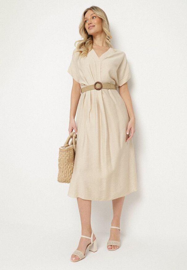 Born2be - Beżowa Wiskozowa Sukienka Pudełkowa z Paskiem i Rozcięciami po Bokach Sonanira. Okazja: na co dzień. Typ kołnierza: dekolt w serek. Kolor: beżowy. Materiał: wiskoza. Styl: casual, elegancki