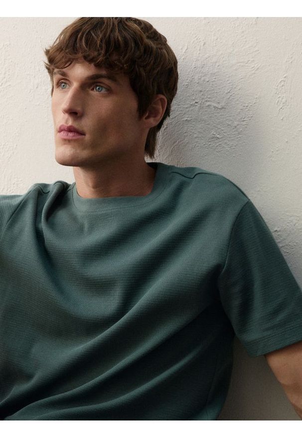 Reserved - Strukturalny t-shirt comfort fit - ciemnozielony. Kolor: zielony. Materiał: bawełna, dzianina