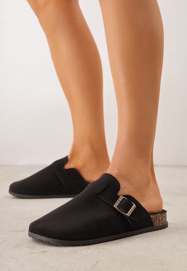 Renee - Czarne Klapki Chodaki Ozdobione Paskiem z Klamrą Ploraria. Okazja: na co dzień. Kolor: czarny. Materiał: jeans. Wzór: aplikacja. Styl: retro, casual