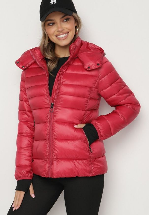 Born2be - Czerwona Pikowana Kurtka z Metalicznym Połyskiem i Odpinanym Kapturem Dairise. Kolor: czerwony. Materiał: jeans. Styl: klasyczny