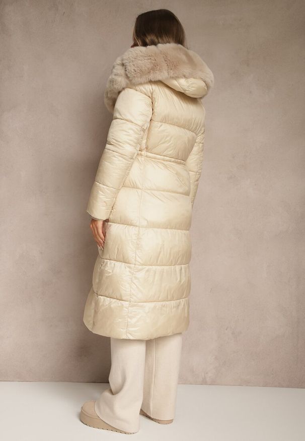 Renee - Beżowa Puchowa Kurtka Pikowana o Długim Kroju z Kapturem z Futerkiem Bavea. Okazja: na co dzień, na spacer. Typ kołnierza: kaptur. Kolor: beżowy. Materiał: puch, futro. Długość: długie. Styl: casual