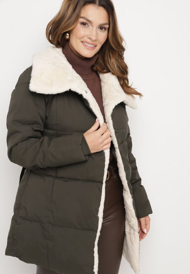 Born2be - Ciemnozielona Pikowana Kurtka z Futerkowym Kołnierzem i Wiązanym Paskiem Seratta. Okazja: na co dzień. Kolor: zielony. Materiał: jeans. Styl: casual, elegancki