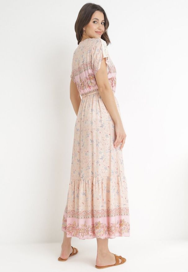 Born2be - Jasnoróżowa Bawełniana Sukienka Maxi z Gumką w Talii i Cienkim Paskiem z Chwostami Kenadi. Kolor: różowy. Materiał: bawełna. Długość rękawa: krótki rękaw. Sezon: wiosna, lato. Typ sukienki: rozkloszowane. Długość: maxi