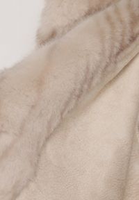 Born2be - Jasnobeżowy Płaszcz Futerko w Pionowy Wzór z Kapturem Cahroris. Typ kołnierza: kaptur. Kolor: beżowy. Materiał: futro. Styl: klasyczny, elegancki #2