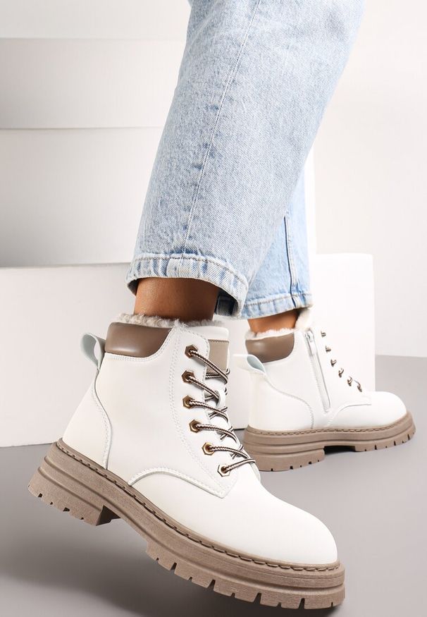 Renee - Białe Traperki Mocno Ocieplone Sztucznym Futerkiem Janeka. Okazja: na spacer. Kolor: biały. Materiał: futro