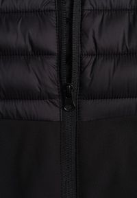 Renee - Czarna Przejściowa Kurtka z Pikowaniem i Elastycznymi Rękawami Salisia. Okazja: na co dzień. Typ kołnierza: kaptur. Kolor: czarny. Materiał: nylon. Styl: casual, sportowy #2