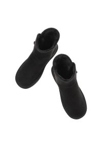 Czarne Śniegowce Marco Tozzi Modne Ocieplane Buty Damskie. Kolor: czarny. Materiał: zamsz, futro, materiał, syntetyk. Szerokość cholewki: normalna. Sezon: zima #3