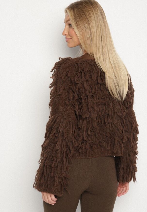 Born2be - Brązowy Wiązany Kardigan z Dodatkiem Wełny i Wiskozy Zdobiony Frędzlami Tiravea. Okazja: na co dzień. Typ kołnierza: dekolt w serek. Kolor: brązowy. Materiał: wiskoza, wełna. Długość rękawa: długi rękaw. Długość: długie. Wzór: aplikacja. Styl: casual, elegancki