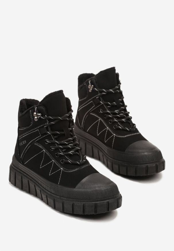 Born2be - Czarne Botki Trapery Vices na Grubej Tłoczonej Podeszwie z Przeszyciami Amarrise. Okazja: na co dzień. Kolor: czarny. Materiał: jeans. Styl: casual
