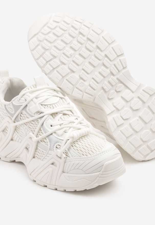 Born2be - Białe Sneakersy z Ozdobnym Sznurowaniem i Tłoczoną Podeszwą Nurilune. Okazja: na co dzień. Kolor: biały. Materiał: jeans
