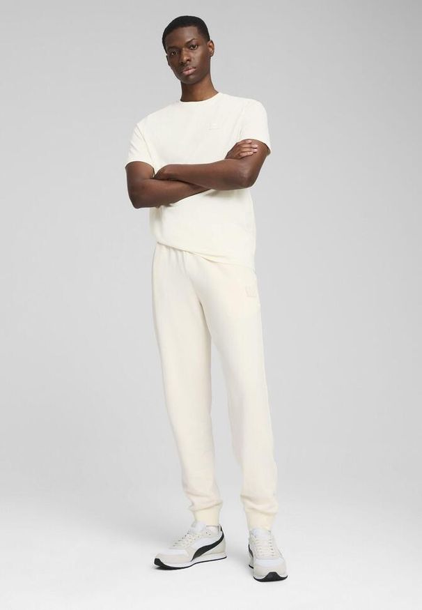 Puma - Męska koszulka Essentials Elevated PUMA No Dye Color Mix. Kolor: beżowy. Wzór: aplikacja, haft