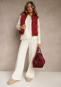 Renee - Bordowa Kamizelka Ozdobiona Pikowaniem i Wzorzystą Podszewką w Meander Olerea. Okazja: na co dzień. Kolor: czerwony. Wzór: aplikacja. Styl: casual #3