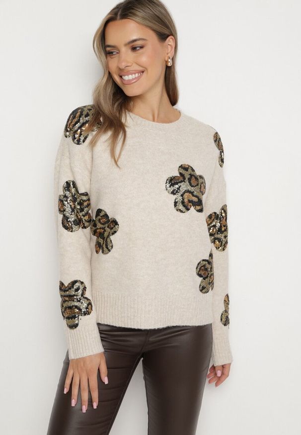 Born2be - Beżowy Sweter z Kwiatowymi Naszywkami i Cekinami Ciadora. Okazja: na co dzień. Kolor: beżowy. Materiał: jeans. Wzór: aplikacja, kwiaty. Styl: elegancki, casual