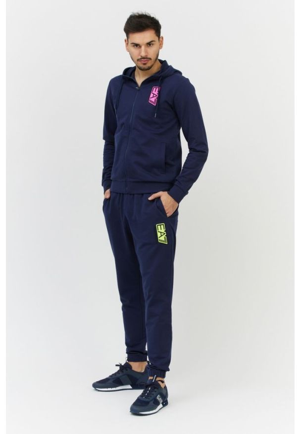 EA7 Emporio Armani - EA7 Granatowa bluza męska z wymiennym logo. Typ kołnierza: kaptur. Kolor: niebieski. Materiał: prążkowany. Wzór: aplikacja