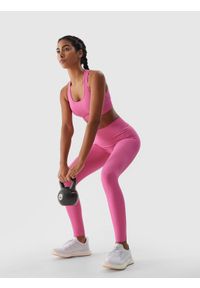 4f - Legginsy treningowe bezszwowe damskie - różowe. Stan: podwyższony. Kolor: różowy. Materiał: dzianina, elastan, materiał, syntetyk. Długość: do kostek. Wzór: gładki, jednolity, ze splotem. Sport: fitness