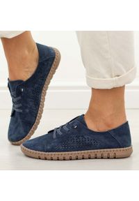 Granatowe skórzane półbuty damskie Vinceza 95362. Okazja: na co dzień. Nosek buta: okrągły. Zapięcie: bez zapięcia. Kolor: niebieski. Szerokość cholewki: normalna. Wzór: ażurowy. Materiał: zamsz. Sezon: wiosna, lato. Styl: casual, elegancki, klasyczny #1