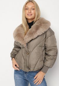 Born2be - Ciemnozielona Pikowana Kurtka o Pudełkowym Kroju z Kapturem z Futerkiem Rivitta. Okazja: do pracy, na co dzień, na spotkanie biznesowe. Typ kołnierza: kaptur. Kolor: zielony. Materiał: futro. Wzór: paski, aplikacja. Styl: klasyczny, casual, elegancki, biznesowy #7