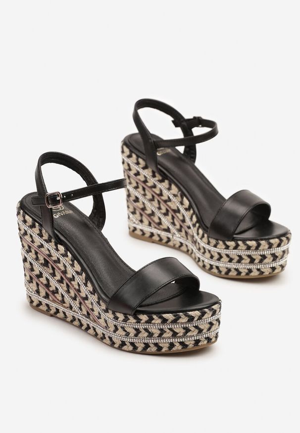 Renee - Czarne Sandały na Plecionym Koturnie Pollivira. Kolor: czarny. Wzór: kwiaty. Obcas: na koturnie. Styl: elegancki