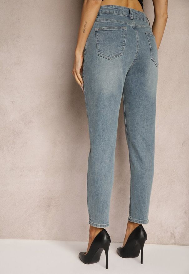 Renee - Jasnoniebieskie Bawełniane Jeansy High Waist Irillis. Okazja: na co dzień. Stan: podwyższony. Kolor: niebieski. Wzór: aplikacja. Styl: wizytowy, klasyczny, elegancki, casual