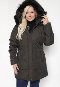 Born2be - Zielona Pikowana Kurtka z Odpinanym Kapturem Podszyta Futrem Jackitana. Okazja: do pracy. Kolekcja: plus size. Kolor: zielony. Materiał: futro. Styl: elegancki