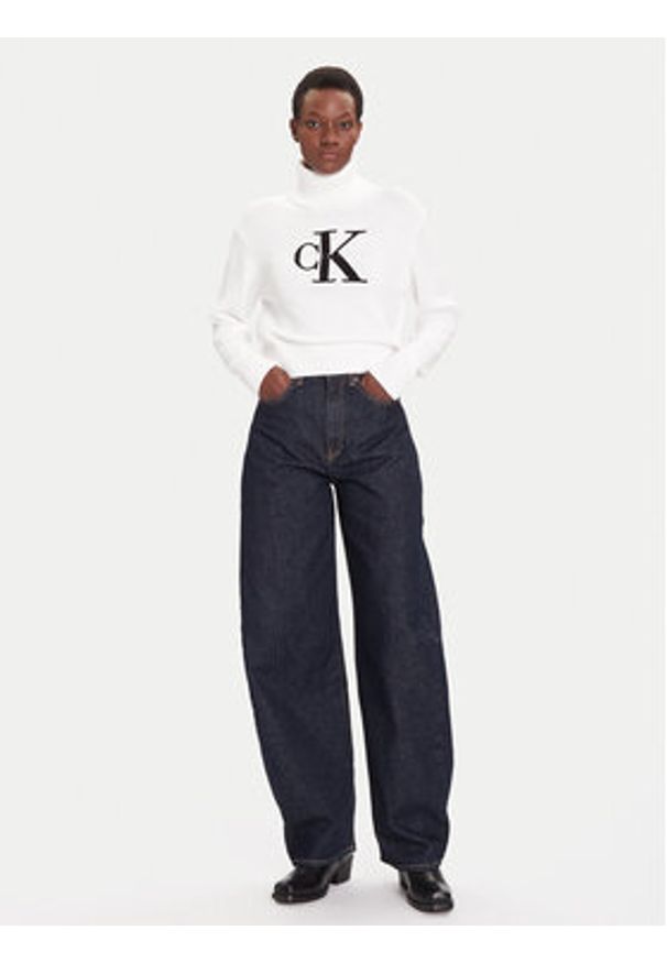 Calvin Klein Jeans Golf Chenille LV047D354G Biały Relaxed Fit. Typ kołnierza: golf. Kolor: biały. Materiał: bawełna, syntetyk