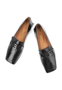 Półbuty damskie S.Barski, cholewka skóra naturalna licowa wsuwany fason metalowa ozdoba z przodu niski stabilny obcas zaokrąglono kwadratowy nosek kl. Kolor: czarny. Materiał: skóra. Szerokość cholewki: normalna. Wzór: aplikacja. Obcas: na obcasie. Styl: klasyczny. Wysokość obcasa: średni #2