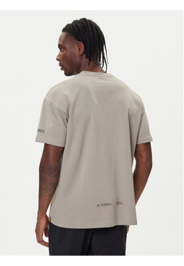 Adidas - adidas T-Shirt National Geographic KC2350 Beżowy Loose Fit. Kolor: beżowy. Materiał: bawełna, syntetyk