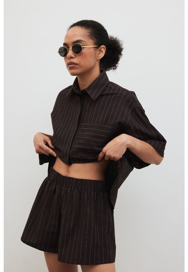 Marsala - Szorty w paski w kolorze BROWN ESPRESSO - SHELLY. Stan: podwyższony. Materiał: len, guma, poliester, wiskoza, tkanina, bawełna. Wzór: paski. Sezon: lato