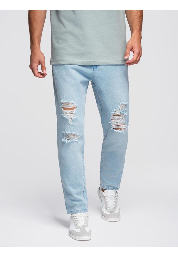 Ombre Clothing - Spodnie jeansowe męskie CARROT FIT z przetarciami – jasnoniebieskie V1 - Rozmiar: XXL. Okazja: na co dzień. Kolor: niebieski. Materiał: jeans. Wzór: aplikacja. Styl: klasyczny, casual