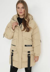 Born2be - Beżowa Kurtka Pikowana Kilha. Okazja: na co dzień. Kolor: beżowy. Materiał: wełna, guma. Długość: długie. Wzór: aplikacja. Sezon: zima. Styl: casual #1