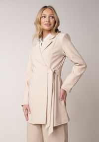 Born2be - Beżowa Kopertowa Sukienka o Kroju Marynarki z Wiązaniem w Talii Neritho. Okazja: na spotkanie biznesowe, do pracy. Kolor: beżowy. Materiał: poliester, elastan. Typ sukienki: kopertowe. Styl: biznesowy, elegancki, klasyczny #5