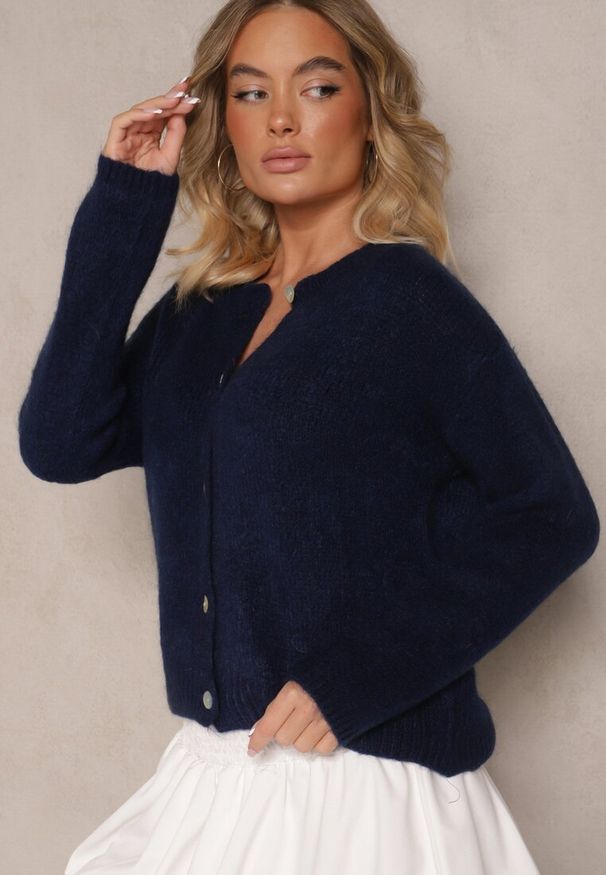 Renee - Granatowy Kardigan o Casualowym Kroju z Wełną i Moherem Lilothel. Okazja: na co dzień. Kolor: niebieski. Materiał: moher, wełna. Długość rękawa: długi rękaw. Długość: długie. Wzór: gładki. Styl: klasyczny, casual, elegancki