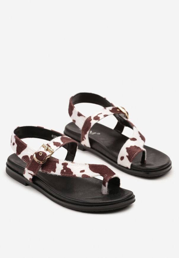 Renee - Brązowo-Białe Sandały Japonki z Motywem w Łaty z Paskiem z Klamerką Reavessa. Zapięcie: pasek. Kolor: brązowy. Materiał: jeans. Sezon: lato. Obcas: na obcasie. Styl: elegancki. Wysokość obcasa: niski