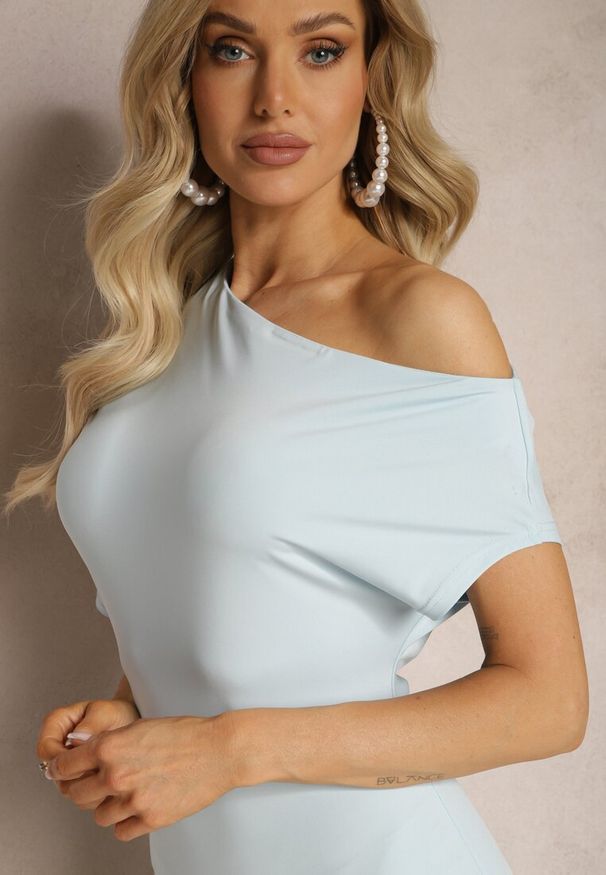 Renee - Jasnoniebieska Dopasowana Sukienka Midi o Asymetrycznym Kroju Lirevasse. Kolor: niebieski. Typ sukienki: asymetryczne. Długość: midi