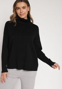 Born2be - Czarny Golf w Klasycznym Stylu Linagela. Typ kołnierza: golf. Kolor: czarny. Materiał: jeans. Styl: klasyczny #3