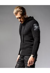 GUNS & TUXEDOS - Czarny sweter z kapturem Cold Sunrise. Typ kołnierza: kaptur. Kolor: czarny. Materiał: wełna, materiał, prążkowany, dzianina, jeans. Wzór: aplikacja. Styl: elegancki #1