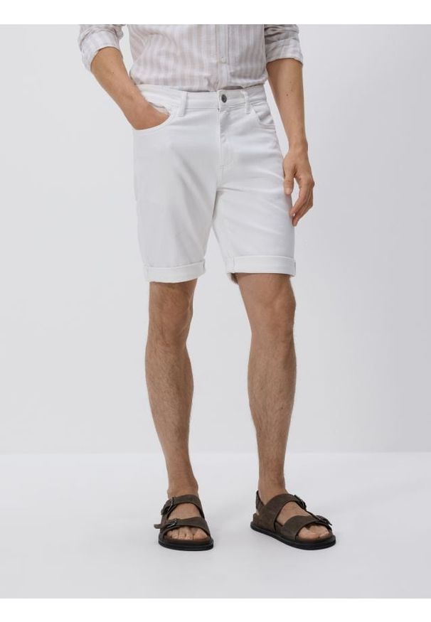 Reserved - Jeansowe szorty slim fit - biały. Kolor: biały. Materiał: jeans