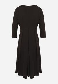 Born2be - Czarna Rozkloszowana Sukienka z Rękawem 3/4 Nomiel. Okazja: na co dzień. Typ kołnierza: dekolt w kształcie V. Kolor: czarny. Typ sukienki: rozkloszowane. Styl: klasyczny, casual, elegancki #4