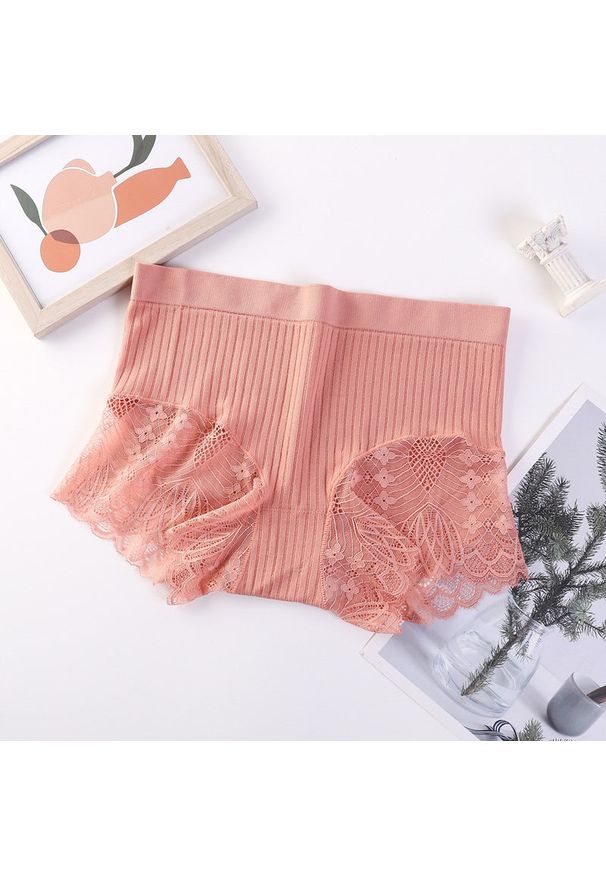 Intica - Koronkowe szorty damskie na co dzień Trix. Kolor: różowy. Materiał: koronka. Wzór: gładki, koronka