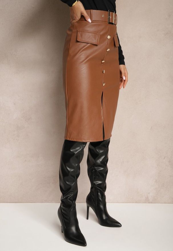 Renee - Brązowa Spódnica Ołówkowa High Waist z Imitacji Skóry Ozdobiona Paskiem Norinka. Okazja: do pracy, na randkę. Stan: podwyższony. Kolor: brązowy. Materiał: skóra. Wzór: aplikacja. Styl: klasyczny, elegancki