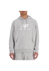 Bluza New Balance MT41501AG - szara. Okazja: na co dzień. Kolor: szary. Materiał: bawełna, poliester, tkanina, dresówka. Wzór: aplikacja. Styl: klasyczny, casual